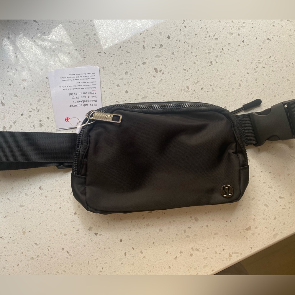 Black Lulu lemon Fanny belt bag